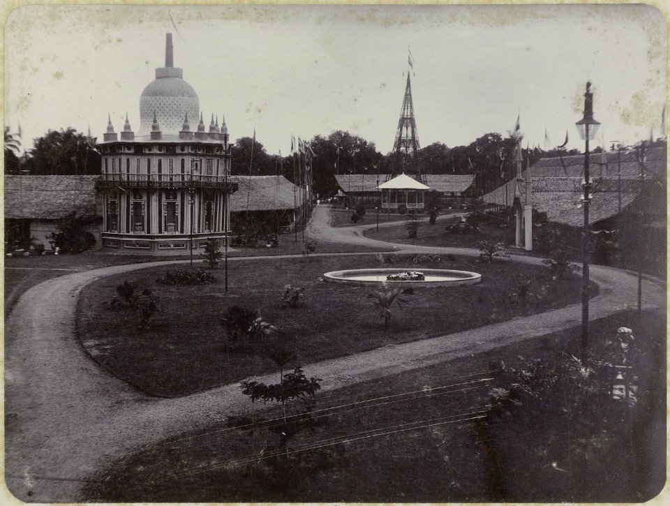Collectie NMvWereldculturen, RV-A269-1, Foto, 'De Boeddhatempel met de aangrenzende galerij gezien vanuit het paleis van Raden Saleh', fotograaf onbekend, 1893-1894