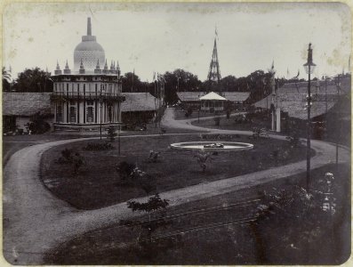 Collectie NMvWereldculturen, RV-A269-1, Foto, 'De Boeddhatempel met de aangrenzende galerij gezien vanuit het paleis van Raden Saleh', fotograaf onbekend, 1893-1894 photo