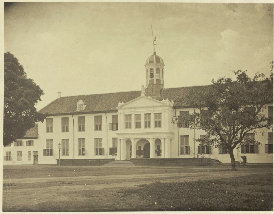 Collectie NMvWereldculturen, RV-A41-1-154, Foto, 'Het stadhuis te Batavia', fotograaf Woodbury & Page, 1856-1878