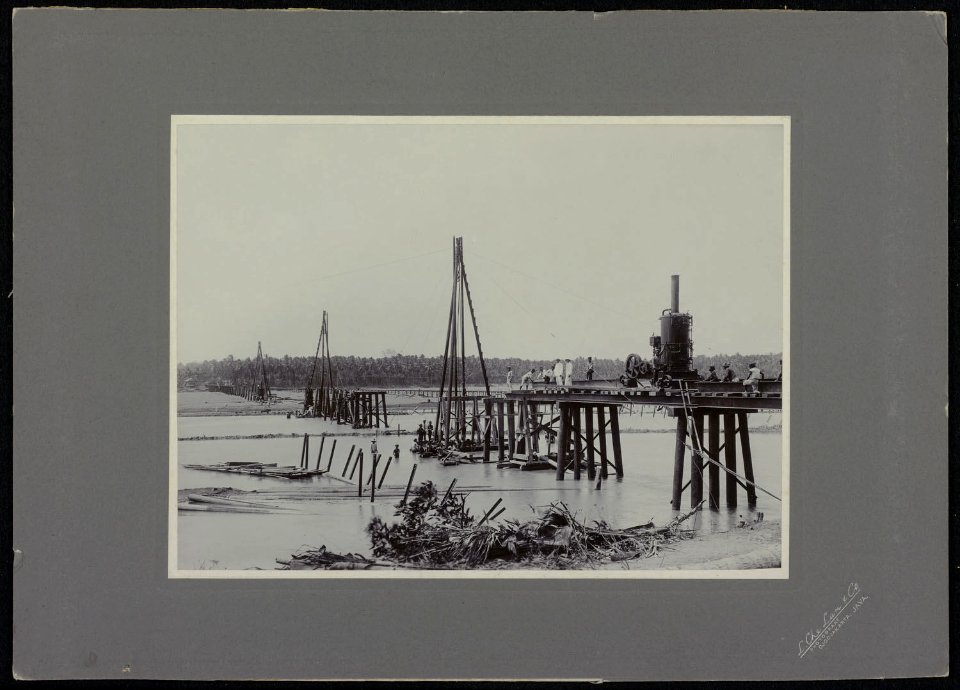 Collectie NMvWereldculturen, RV-A364-3, foto, 'De aanleg van een brug in de omgeving van Yogyakarta op Midden-Java', fotograaf L. Che Lan & Co., 1900-1918