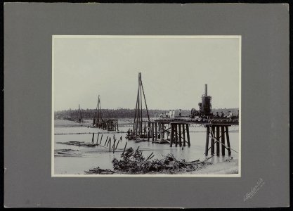 Collectie NMvWereldculturen, RV-A364-3, foto, 'De aanleg van een brug in de omgeving van Yogyakarta op Midden-Java', fotograaf L. Che Lan & Co., 1900-1918