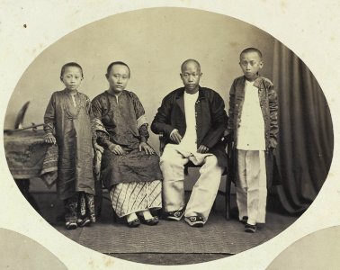 Collectie NMvWereldculturen, RV-A41-1-29, Foto, 'Chinese familie woonachtig op Java', fotograaf Woodbury & Page, 1856-1878