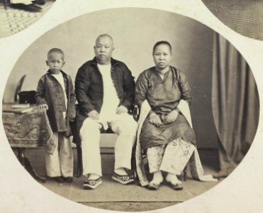 Collectie NMvWereldculturen, RV-A41-1-32, Foto, 'Een op Java wonend Chinees gezin', fotograaf Woodbury & Page, 1856-1878