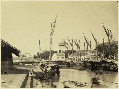 Collectie NMvWereldculturen, RV-A41-1-151, Foto, 'Haventje te Batavia met aangemeerde inlandse vaartuigen', fotograaf Woodbury & Page, 1856-1878