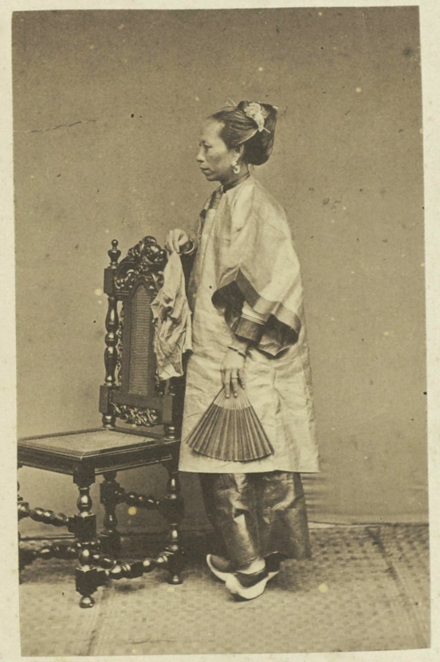 Collectie NMvWereldculturen, RV-A41-1-94, Foto, 'Javaans-Chinese vrouw in Chinese dracht', fotograaf Woodbury & Page, 1856-1878