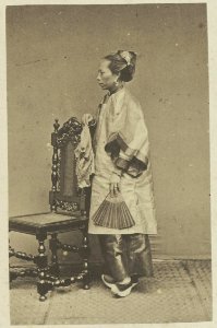Collectie NMvWereldculturen, RV-A41-1-94, Foto, 'Javaans-Chinese vrouw in Chinese dracht', fotograaf Woodbury & Page, 1856-1878 photo