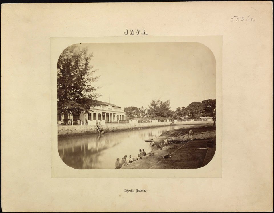 Collectie NMvWereldculturen, RV-A38-1, Foto, 'De Harmonie in Rijswijk, Batavia', fotograaf Woodbury & Page, 1860-1878