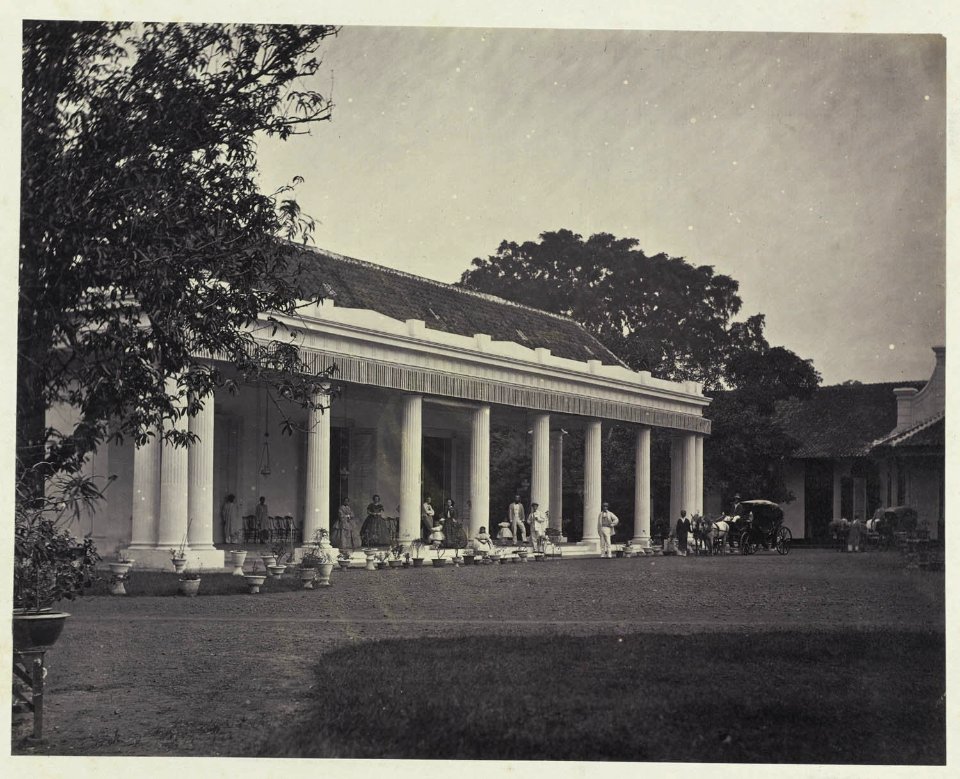 Collectie NMvWereldculturen, RV-A41-1-20, Foto, 'Particuliere woning te Batavia met twee aangespannen rijtuigen staand op het erf', fotograaf Woodbury & Page, 1856-1878