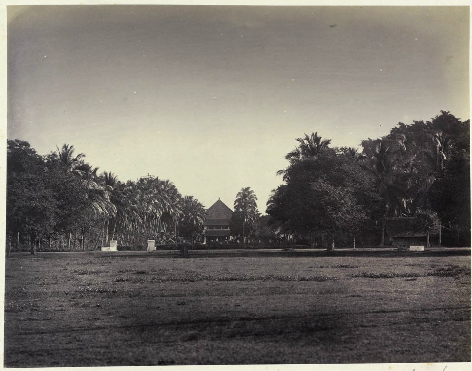Collectie NMvWereldculturen, RV-A42-1-16, Foto, 'Weids zicht op het Koningsplein in Batavia', fotograaf Woodbury & Page, ca. 1875