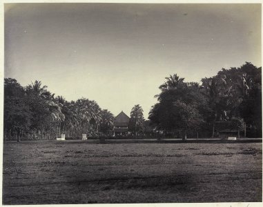 Collectie NMvWereldculturen, RV-A42-1-16, Foto, 'Weids zicht op het Koningsplein in Batavia', fotograaf Woodbury & Page, ca. 1875