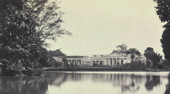 Collectie NMvWereldculturen, RV-A41-1-3, foto- Het paleis van de gouveneur-generaal in Buitenzorg gezien vanaf de waterzijde, Woodbury & Page, Woodbury & Page, 1856-1878