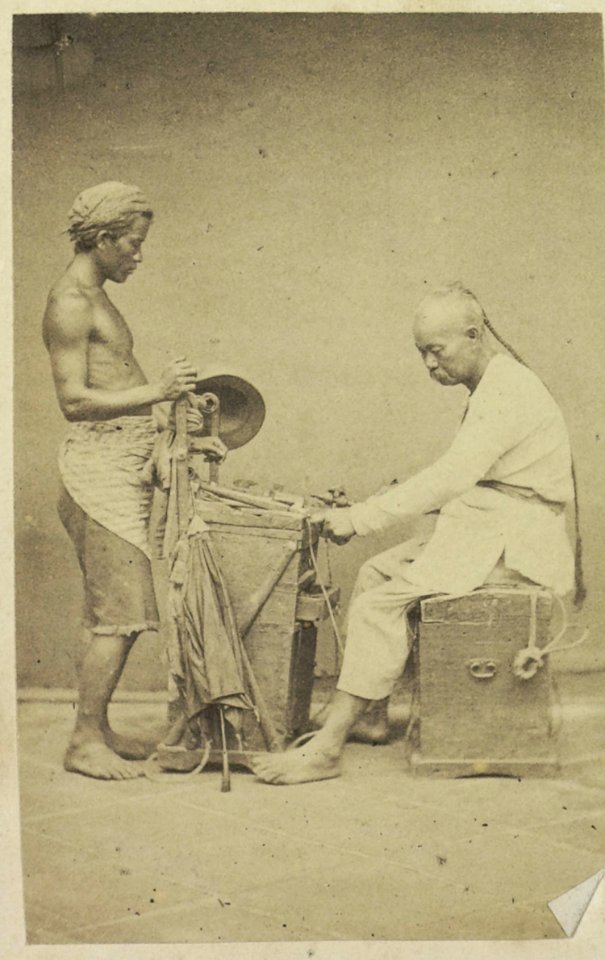 Collectie NMvWereldculturen, RV-A41-1-136, Foto, 'Javaans-Chinese ambachtsman bezig met de vervaardiging van textiel', fotograaf Woodbury & Page, 1856-1878
