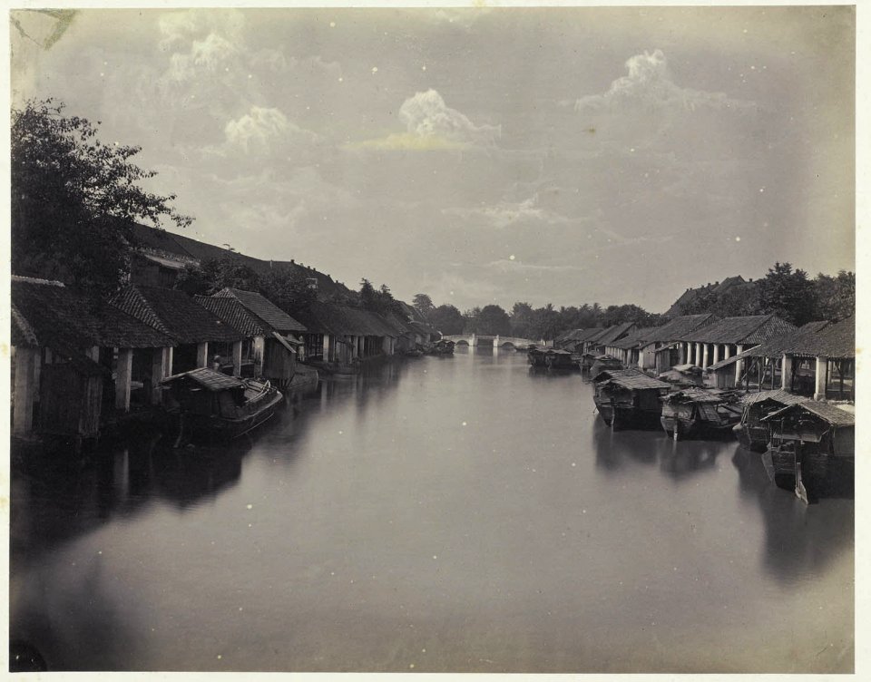 Collectie NMvWereldculturen, RV-A42-1-2, Foto, 'De grote rivier, de Tjiliwoeng, te Batavia met bebouwing aan weerszijden', fotograaf Woodbury & Page, ca. 1875