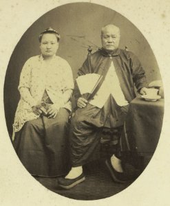 Collectie NMvWereldculturen, RV-A41-1-33, Foto, 'Zittend, op Java woonachtig, Chinees echtpaar', fotograaf Woodbury & Page, 1856-1878