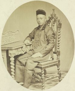 Collectie NMvWereldculturen, RV-A41-1-37, Foto, 'Op Java woonachtige Chinese man, zittend aan tafel', fotograaf Woodbury & Page, 1856-1878