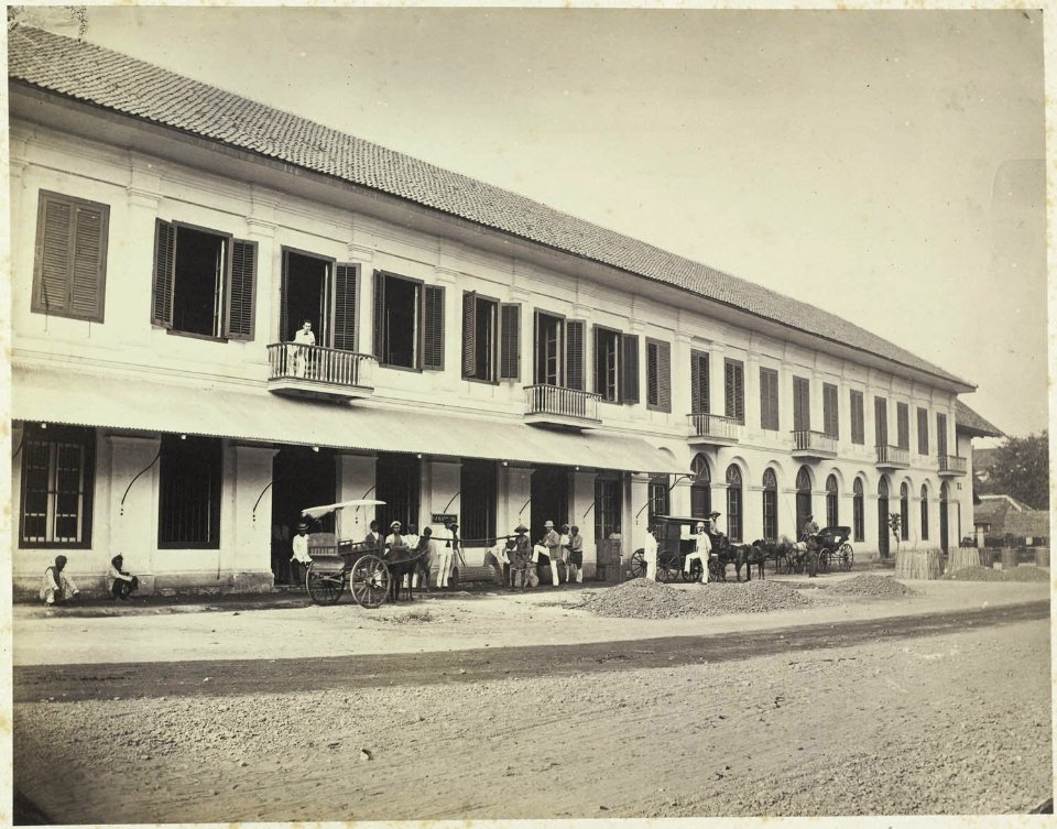 Collectie NMvWereldculturen, RV-A42-1-1, Foto, 'Handelskantoor in Batavia', fotograaf Woodbury & Page, ca. 1875