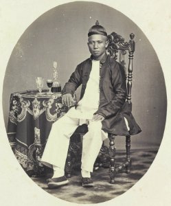 Collectie NMvWereldculturen, RV-A41-1-28, Foto, 'Op Java wonende Chinese man, zittend aan tafel', fotograaf Woodbury & Page, 1856-1878