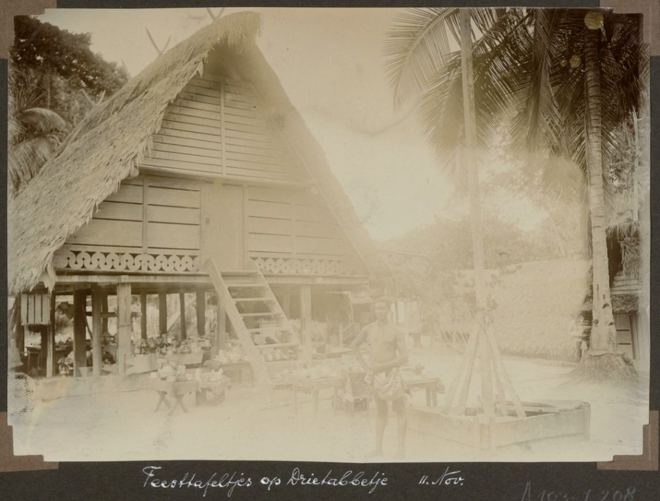 Collectie NMvWereldculturen, RV-A103-1-208, 'Feesttafeltjes op Drietabbbetje'. Foto- G.M. Versteeg, 11 november 1904