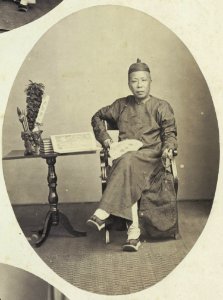 Collectie NMvWereldculturen, RV-A41-1-31, Foto, 'Zittende Chinese man, woonachtig op Java', fotograaf Woodbury & Page, 1856-1878