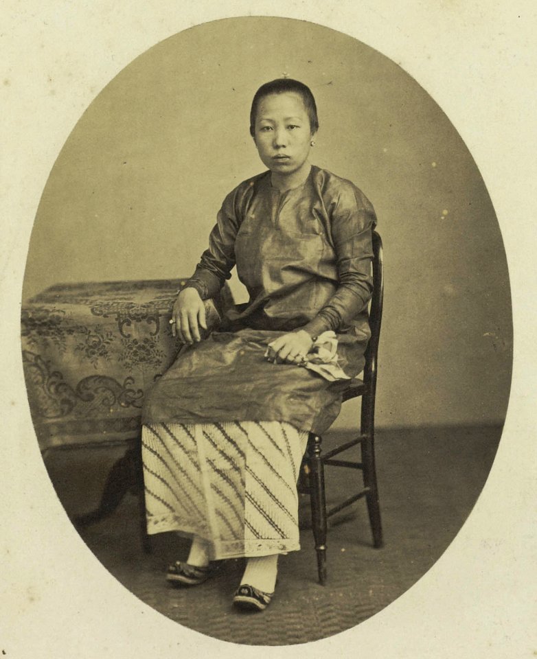 Collectie NMvWereldculturen, RV-A41-1-35, Foto, 'Zittende, op Java wonende, Chinese vrouw', fotograaf Woodbury & Page, 1856-1878