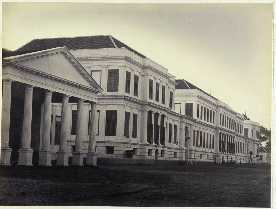 Collectie NMvWereldculturen, RV-A42-1-20, Foto, 'De Gouvernementsgebouwen in Batavia', fotograaf Woodbury & Page, ca. 1875