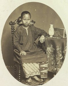 Collectie NMvWereldculturen, RV-A41-1-43, Foto, 'Op Java woonachtige vrouw van Maleis-Chinese origine', fotograaf Woodbury & Page, 1856-1878