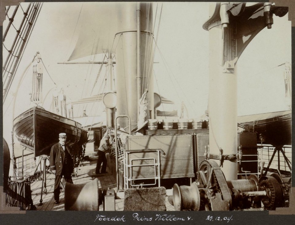 Collectie NMvWereldculturen, RV-A103-1-219, 'Voordek Prins Willem IV'. Foto- G.M. Versteeg, 23 december 1904