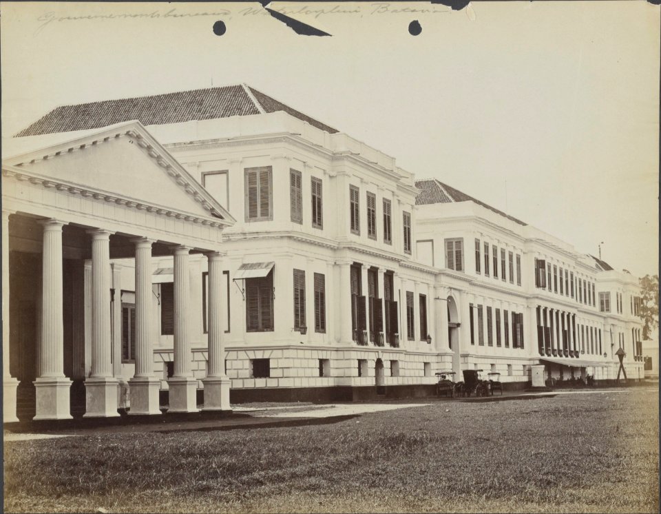 Collectie NMvWereldculturen, RV-A440-ee-35A, Foto, 'Gouvernementsgebouw te Batavia', fotograaf Woodbury & Page, 1924-1932