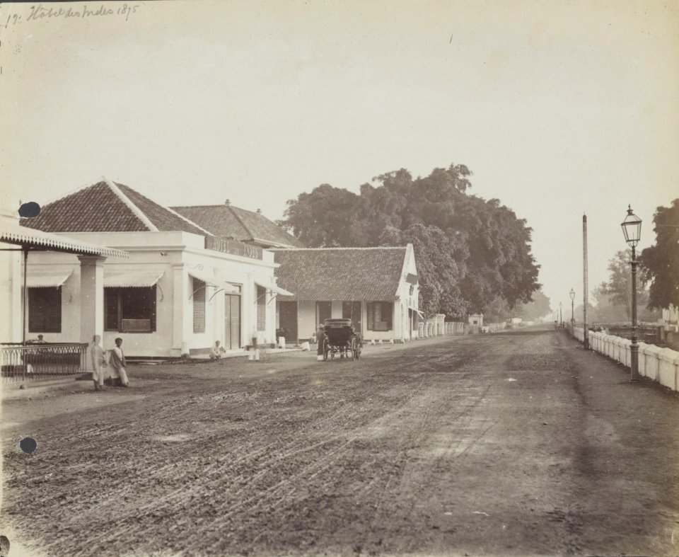Collectie NMvWereldculturen, RV-A440-ee-35E, Foto, 'Weg langs de Molenvliet te Batavia met links Hotel Des Indes', fotograaf Woodbury & Page, 1924-1932