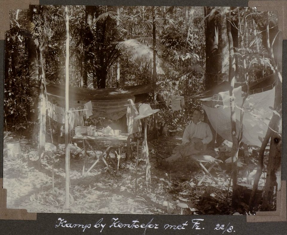 Collectie NMvWereldculturen, RV-A103-1-23, 'Kamp bij Kentoefor met A. Franssen Herderschee (22 Augustus)'. Foto- G.M. Versteeg, 22 augustus 1904