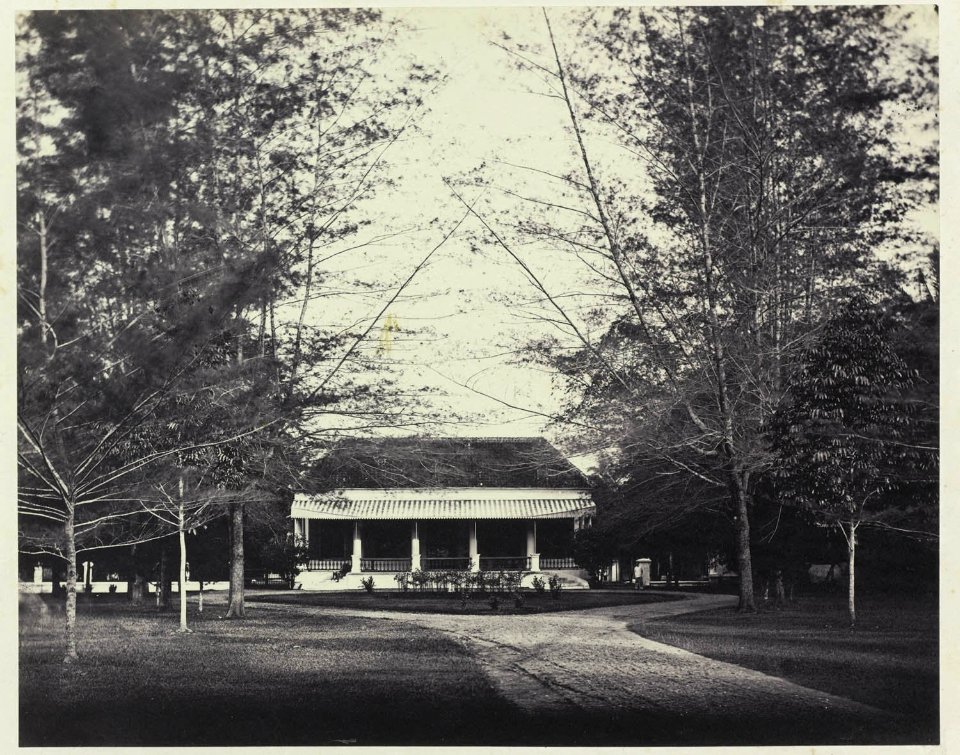 Collectie NMvWereldculturen, RV-A42-1-23, Foto, 'Een particuliere woning in Batavia', fotograaf Woodbury & Page, ca. 1875