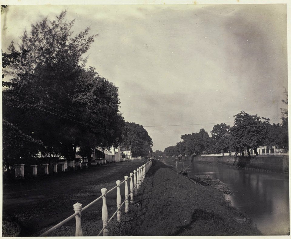 Collectie NMvWereldculturen, RV-A42-1-8, Foto, 'Weg langs rivier in Rijswijk te Batavia', fotograaf Woodbury & Page, ca. 1875