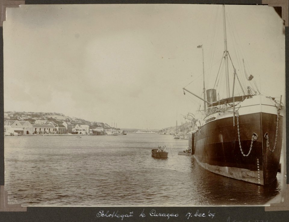 Collectie NMvWereldculturen, RV-A103-1-237, 'Schottegat te Curaçao'. Foto- G.M. Versteeg, 17 december 1904