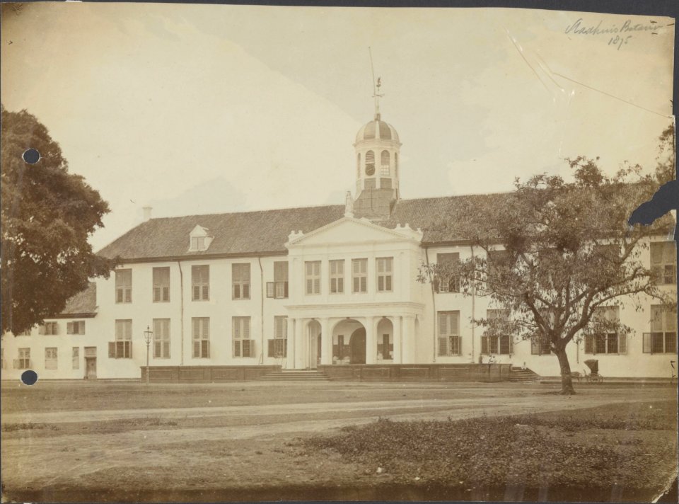 Collectie NMvWereldculturen, RV-A440-ee-35Q, Foto, 'Het stadhuis te Batavia 1875', fotograaf Woodbury & Page, 1875