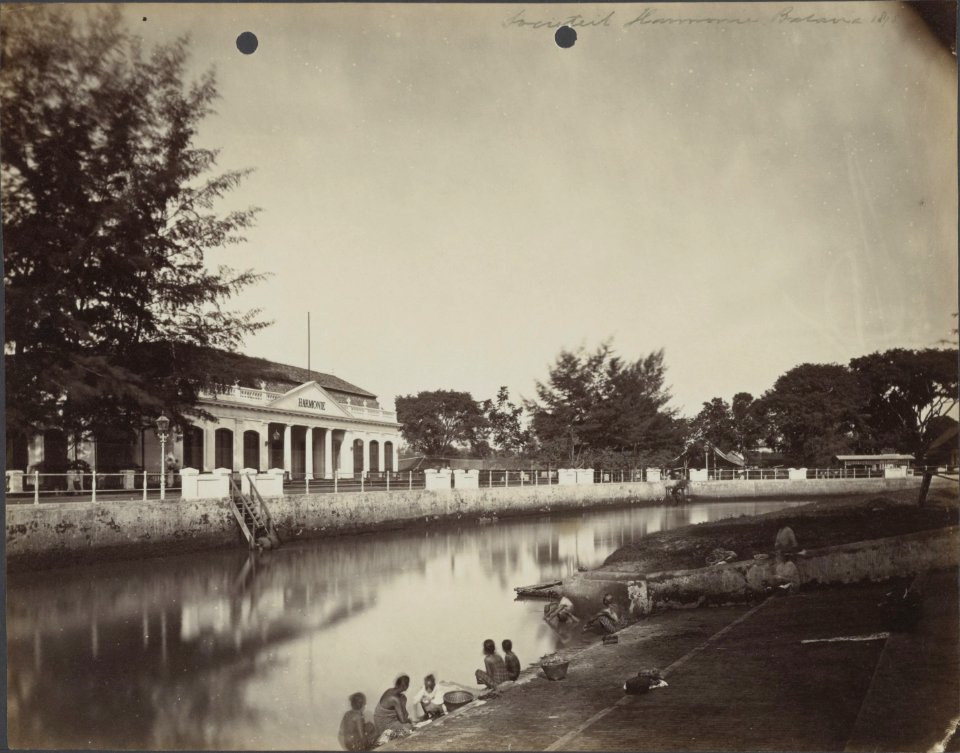 Collectie NMvWereldculturen, RV-A440-ee-35B, Foto, 'Sociëteit De Harmonie aan het einde van de Molenvliet te Batavia', fotograaf Woodbury & Page, 1875