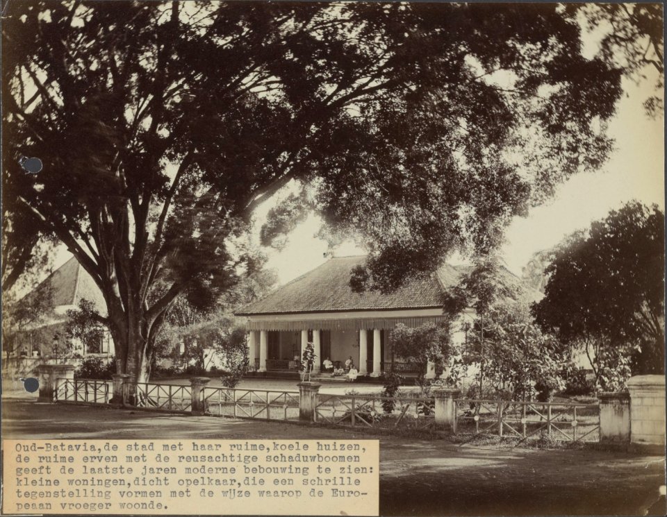 Collectie NMvWereldculturen, RV-A440-ee-35F, Foto, 'Ruime koele woonhuizen met schaduwrijke erven te Batavia', fotograaf Woodbury & Page, 1924-1932