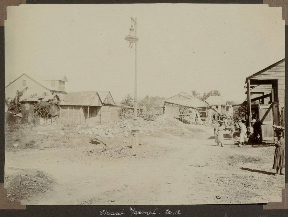 Collectie NMvWereldculturen, RV-A103-1-244, 'Straat Jacmel'. Foto- G.M. Versteeg, 20 december 1904