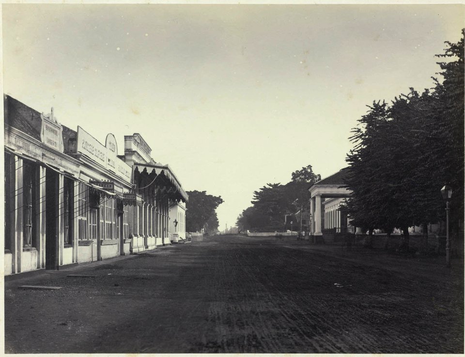Collectie NMvWereldculturen, RV-A42-1-40, Foto, 'Straat met het handelsgebouw in Rijswijk te Batavia', fotograaf Woodbury & Page, ca. 1875