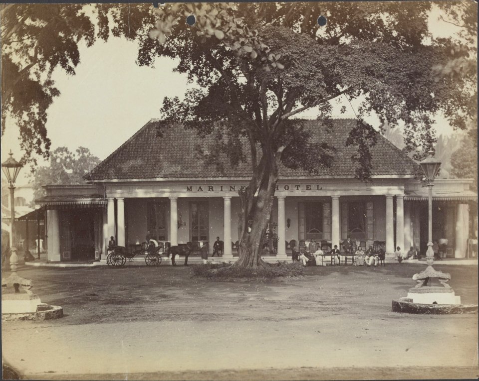 Collectie NMvWereldculturen, RV-A440-ee-35Z, Foto, 'Marine Hotel te Batavia', fotograaf Woodbury & Page, 1924-1932