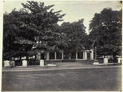 Collectie NMvWereldculturen, RV-A42-1-6, Foto, 'De ingang van het Marine Hotel in Batavia', fotograaf Woodbury & Page, ca. 1875