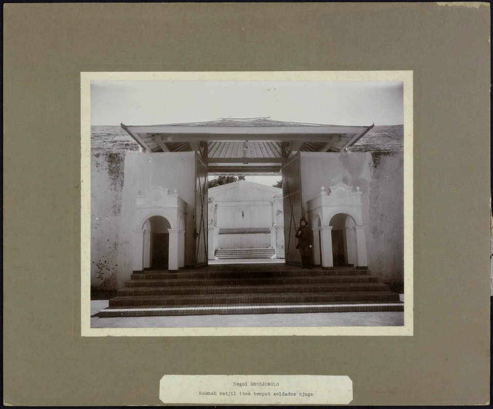Collectie NMvWereldculturen, RV-A428-74, foto, 'De binnenzijde van Regol Brodjonolo, de eerste toegangspoort tot de kraton in Yogyakarta', fotograaf onbekend, 1900-1930