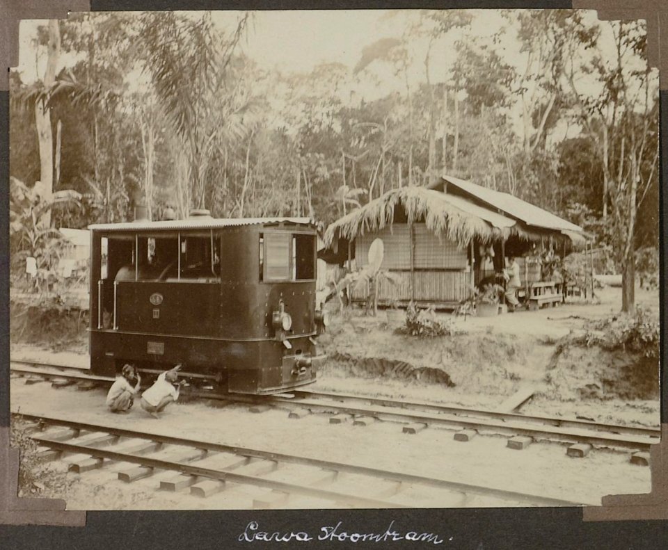 Collectie NMvWereldculturen, RV-A103-1-255, 'Lawa stoomtram'. Foto- G.M. Versteeg, 1904