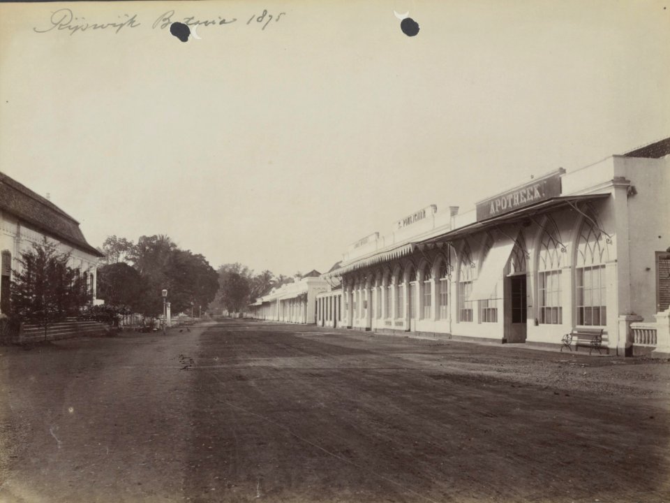 Collectie NMvWereldculturen, RV-A440-ee-35D, Foto, 'Winkelstraat in Rijswijk te Batavia', fotograaf Woodbury & Page, 1875