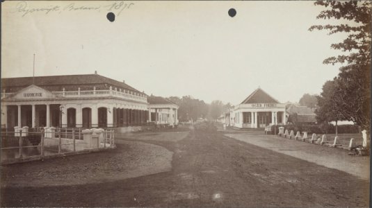 Collectie NMvWereldculturen, RV-A440-ee-35W, Foto, 'Rijswijk te Batavia met links Sociëteit De Harmonie 1875', fotograaf Woodbury & Page, 1875