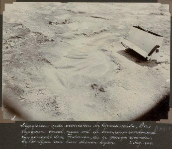 Collectie NMvWereldculturen, RV-A103-1-26, 'Slijpgroeven op de oeverrotsen bij Griencassaba. (3 Augustus 1904)'. Foto- G.M. Versteeg, 3 augustus 1904