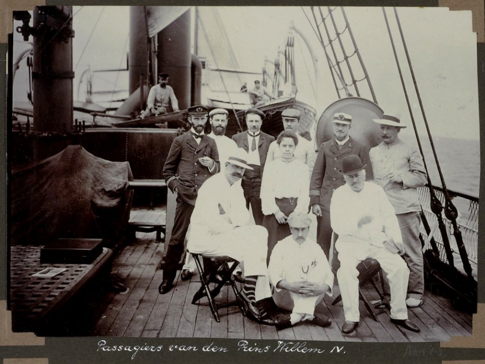 Collectie NMvWereldculturen, RV-A103-1-3, 'Passagiers aan boord van Prins Willem VI.'. Foto- G.M. Versteeg, 1904