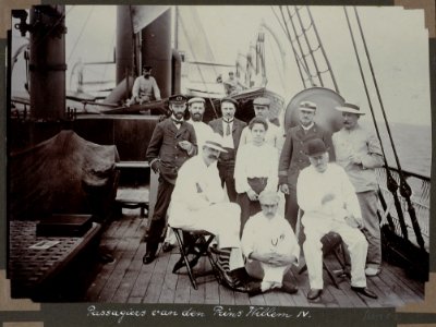 Collectie NMvWereldculturen, RV-A103-1-3, 'Passagiers aan boord van Prins Willem VI.'. Foto- G.M. Versteeg, 1904