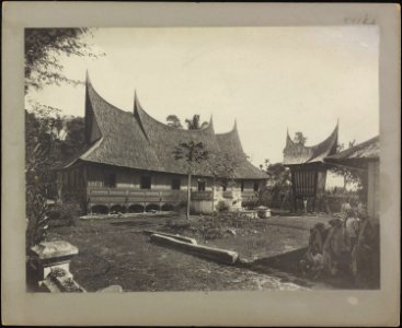 Collectie NMvWereldculturen, RV-A78-125, Foto- 'Een woning met schuur in Kapau, Sumatera Barat', fotograaf C.B. Nieuwenhuis, 1880-1908