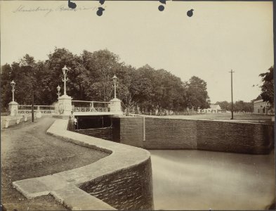 Collectie NMvWereldculturen, RV-A440-ee-35U, Foto, 'Sluisbrug te Weltevreden Batavia', fotograaf Woodbury & Page, 1924-1932