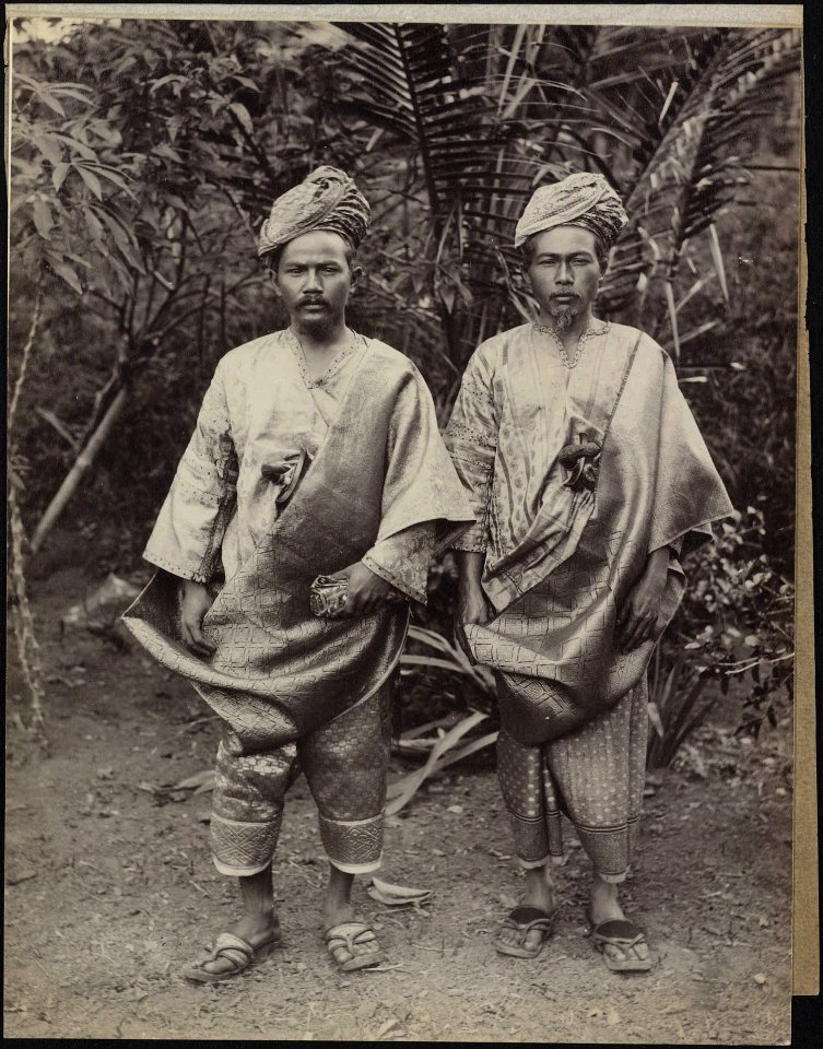 Collectie NMvWereldculturen, RV-A78-49, Foto- 'Portret van twee Minangkabauers uit Kota Gedang', fotograaf C.B. Nieuwenhuis, 1880-1908